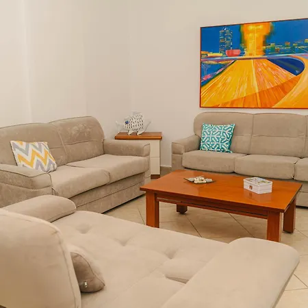 Kote's Beachfront 21 *